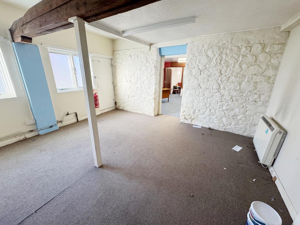 Lot: 43 - FREEHOLD OFFICES IN POPULAR VILLAGE WITH POTENTIAL - Rear office